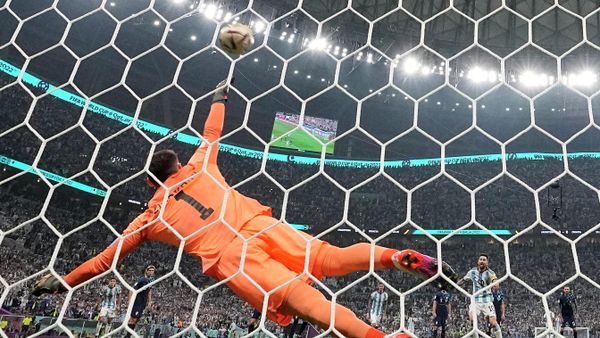 ليونيل ميسي، لاعب منتخب الأرجنتين، يسجل الهدف الافتتاحي من ركلة جزاء متجاوزاً حارس مرمى منتخب كرواتيا، دومينيك ليفاكوفيتش، خلال مباراة نصف نهائي كأس العالم لكرة القدم بين الأرجنتين وكرواتيا على ملعب لوسيل في لوسيل، قطر، يوم الثلاثاء 13 ديسمبر 2022. - سبوتنيك عربي