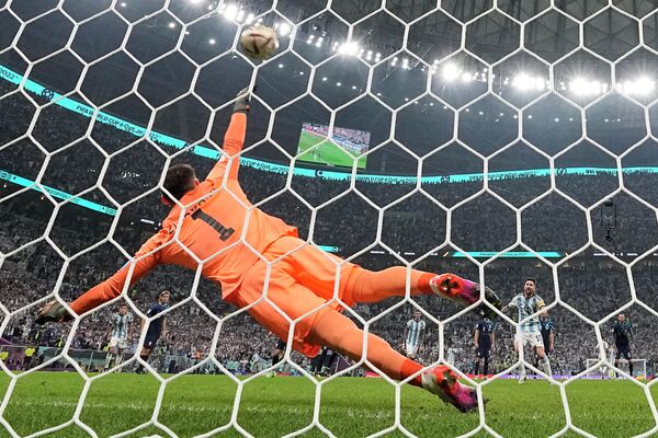 ليونيل ميسي، لاعب منتخب الأرجنتين، يسجل الهدف الافتتاحي من ركلة جزاء متجاوزًا حارس مرمى منتخب كرواتيا، دومينيك ليفاكوفيتش، خلال مباراة نصف نهائي كأس العالم لكرة القدم بين الأرجنتين وكرواتيا على ملعب لوسيل في قطر، يوم الثلاثاء 13 ديسمبر/كانون الأول 2022. - سبوتنيك عربي