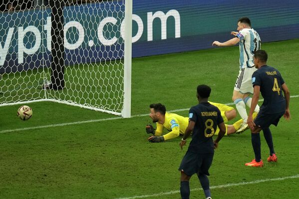 ليونيل ميسي، لاعب منتخب الأرجنتين (الثاني من اليمين)، يسجل الهدف الثالث لفريقه خلال المباراة النهائية لكأس العالم لكرة القدم بين الأرجنتين وفرنسا على ملعب لوسيل في قطر، يوم الأحد 18 ديسمبر/كانون الأول 2022. - سبوتنيك عربي