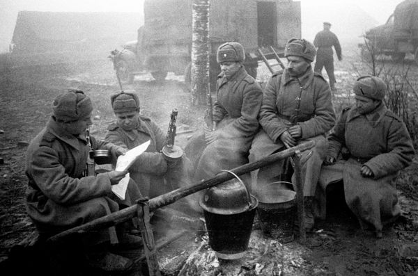 الحرب الوطنية العظمى 1941-1945، جنود الجيش الأحمر يقرأون أحدث التقارير من مكتب الإعلام السوفييتي - سبوتنيك عربي