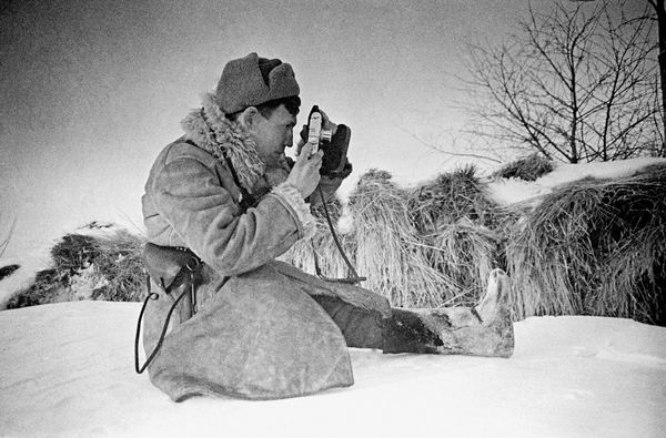 الحرب الوطنية العظمى 1941-1945. المصور الصحفي ألكسندر موكليتسوف، أثناء جلسة تصوير. جبهة لينينغراد، شتاء 1941 - سبوتنيك عربي
