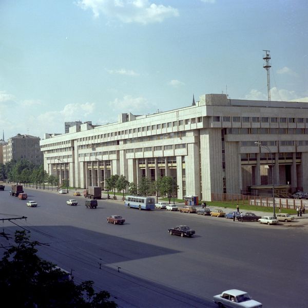 المبنى الرئيسي لمركز الصحافة لدورة الألعاب الأولمبية لعام 1980 في شارع "زوبوفسكي" (شُيّد بين عامي 1975 و1980)، بعد انتهاء دورة الألعاب الأولمبية، نُقل المبنى إلى وكالة "نوفوستي" (التي تُعرف الآن باسم مجموعة روسيا سيغودنيا الإعلامية)، واتحاد صحفيي الاتحاد السوفيتي، وقسم الصحافة في وزارة خارجية الاتحاد السوفييتي - سبوتنيك عربي