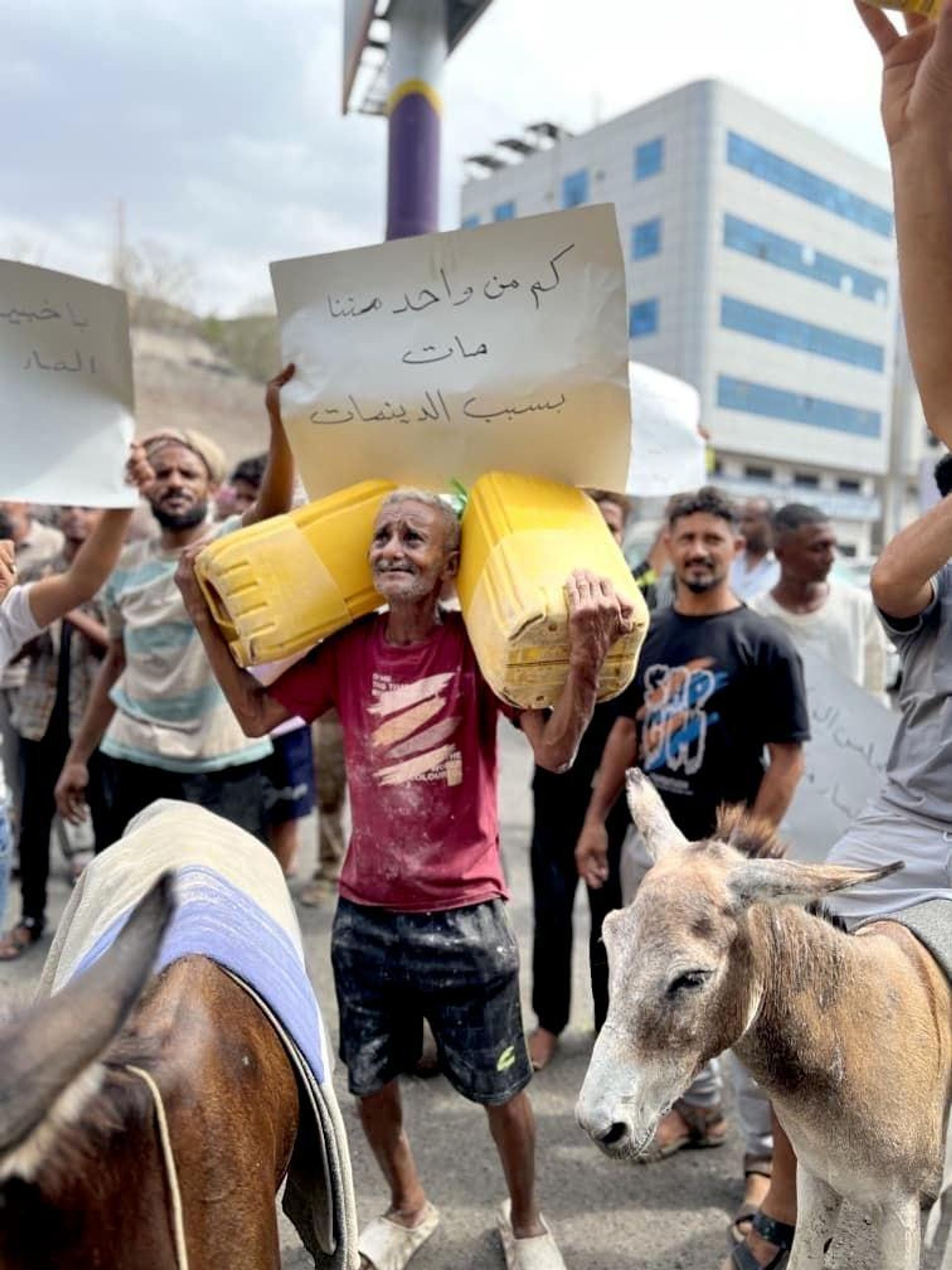 اليمن.. احتجاجات في جنوب البلاد ضد انقطاع المياه وتدني الخدمات - سبوتنيك عربي, 1920, 24.06.2026