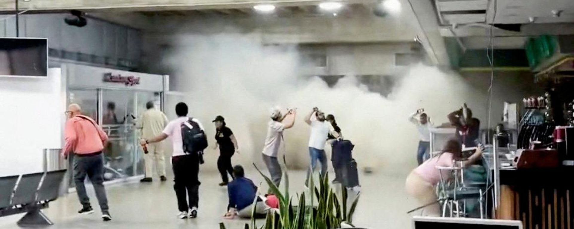 صورة تظهر ردود فعل بعض الناس أثناء الزلزال في مطار سيمون بوليفار الدولي في مايكيتيا، فنزويلا. - سبوتنيك عربي, 1920, 25.06.2026