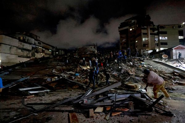 عمال الإنقاذ وهم يقومون بالبحث تحت الأنقاض، في كاراكاس، فنزويلا. - سبوتنيك عربي