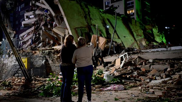 صورة لإمرأتان تنتظران في موقع مبنى منهار بينما يبحث عمال الإنقاذ عن أقاربهما، بعد الزلزال الذي ضرب كاراكاس، فنزويلا. - سبوتنيك عربي