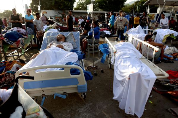 مرضى يرقدون خارج مستشفى تم إخلاؤه بعد تعرضه لأضرار جراء الزلزال في كاتيا لا مار، فنزويلا - سبوتنيك عربي