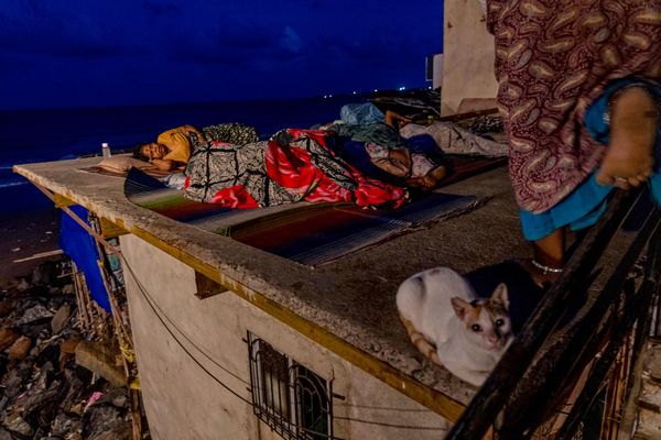 سكان ينامون على سطح منازلهم بالقرب من شاطئ فيرسوفا هربا من الحرارة الشديدة داخل منازلهم، في ظل استمرار الظروف الحارة والرطبة في الهند.  - سبوتنيك عربي