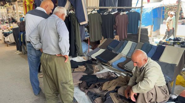 سوق الجمعة في دهوك العراقية... ملاذ الفقراء ومقصد الباحثين عن الأسعار المنخفضة