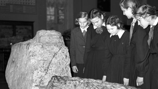 Посетители у самого большого осколка Сихотэ-Алинского железного метеорита массой 1745 кг. Грандиозный железный метеолитный дождь прошел в горах Сихотэ-Алинь (Приморский край) 12 февраля 1947 года. Общая масса осколков оценивается в 23 тонны - سبوتنيك عربي