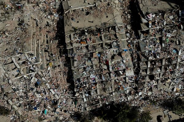 صورة جوية تظهر المباني المتضررة بعد مرور 3 أيام من وقوع الزلازل في لا غوايرا، فنزويلا. - سبوتنيك عربي