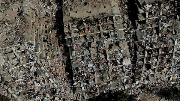 صورة جوية تظهر المباني المتضررة بعد مرور 3 أيام من وقوع الزلازل في لا غوايرا، فنزويلا. - سبوتنيك عربي