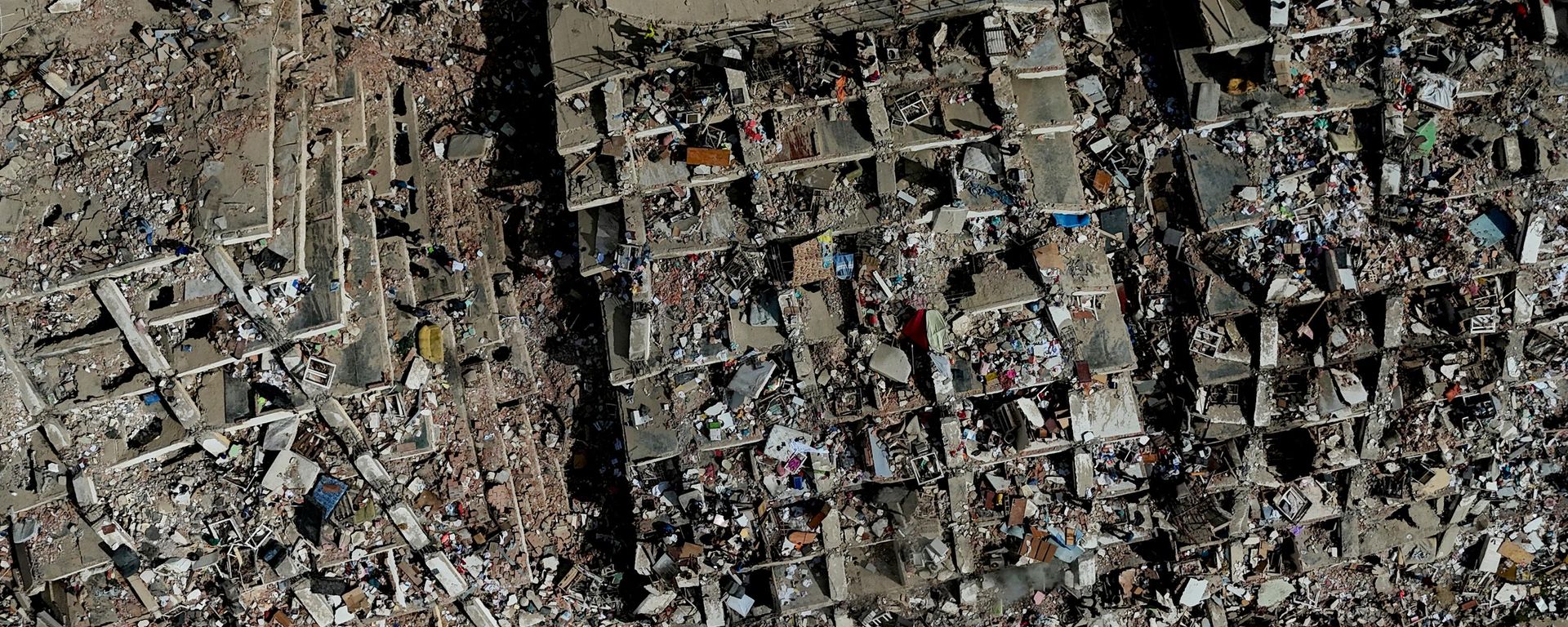 صورة جوية تظهر المباني المتضررة بعد مرور 3 أيام من وقوع الزلازل في لا غوايرا، فنزويلا. - سبوتنيك عربي, 1920, 29.06.2026