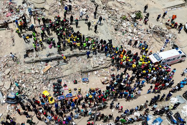صورة جوية لأفراد من فوج التدريب والتدخل التابع للأمن المدني الفرنسي (UIISC 7) وفرق إنقاذ أمريكية يشاركون، إلى جانب فرق طوارئ أخرى، في إنقاذ ضحايا من موقع انهيار مبانٍ في كاراباليدا، بولاية لا غوايرا، فنزويلا عقب الزلازل.  - سبوتنيك عربي