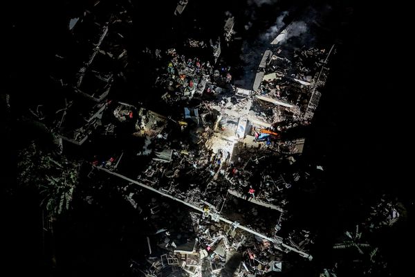 يقوم السكان وعمال الإنقاذ بالبحث بين الأنقاض، بعد يومين من وقوع زلزال في لا غوايرا، فنزويلا. - سبوتنيك عربي
