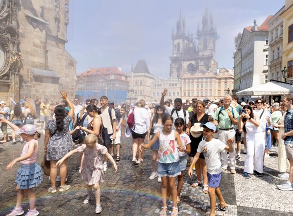 يتم رش الناس بالماء للتبريد خلال يوم مشمس حار، حيث سجلت البلاد درجات حرارة تزيد عن 40 درجة مئوية، وفقاً للمعهد التشيكي للأرصاد الجوية المائية، في ساحة المدينة القديمة في براغ، جمهورية التشيك، 28 يونيو/حزيران 2026. - سبوتنيك عربي
