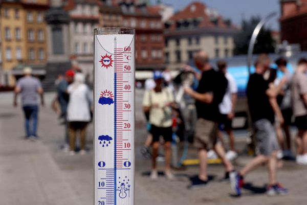 مقياس حرارة يُشير إلى 50 درجة مئوية تحت أشعة الشمس في ساحة القلعة، وارسو، بولندا، 28 يونيو/حزيران 2026. - سبوتنيك عربي