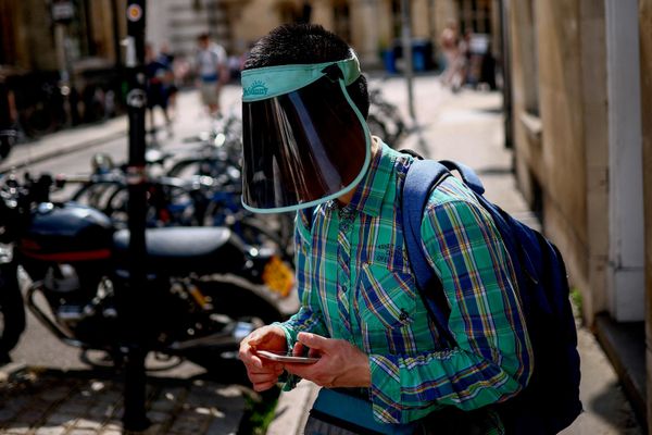 رجل يرتدي واقياً من الشمس بينما تشهد بريطانيا درجات حرارة قياسية خلال موجة حر تعطل المدارس وشبكات النقل، في كامبريدج، بريطانيا، 26 يونيو 2026. - سبوتنيك عربي
