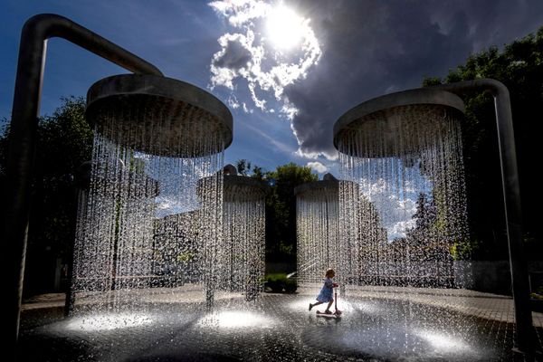 فتاة تبرد نفسها في نافورة عامة في فيلنيوس، ليتوانيا، الجمعة 26 يونيو/حزيران 2026. - سبوتنيك عربي