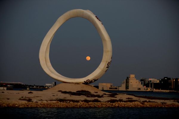 صورة بعيدة للقمر الذي ظهر في سماء العاصمة القطرية الدوحة - سبوتنيك عربي