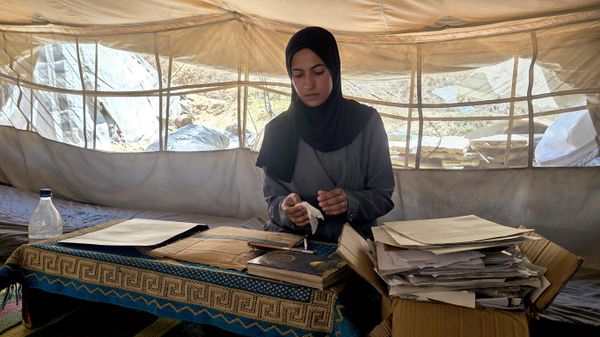 الطالبة ضحى تتمسك بالتعليم وتكتب حلمها على صناديق المساعدات في غزة - سبوتنيك عربي