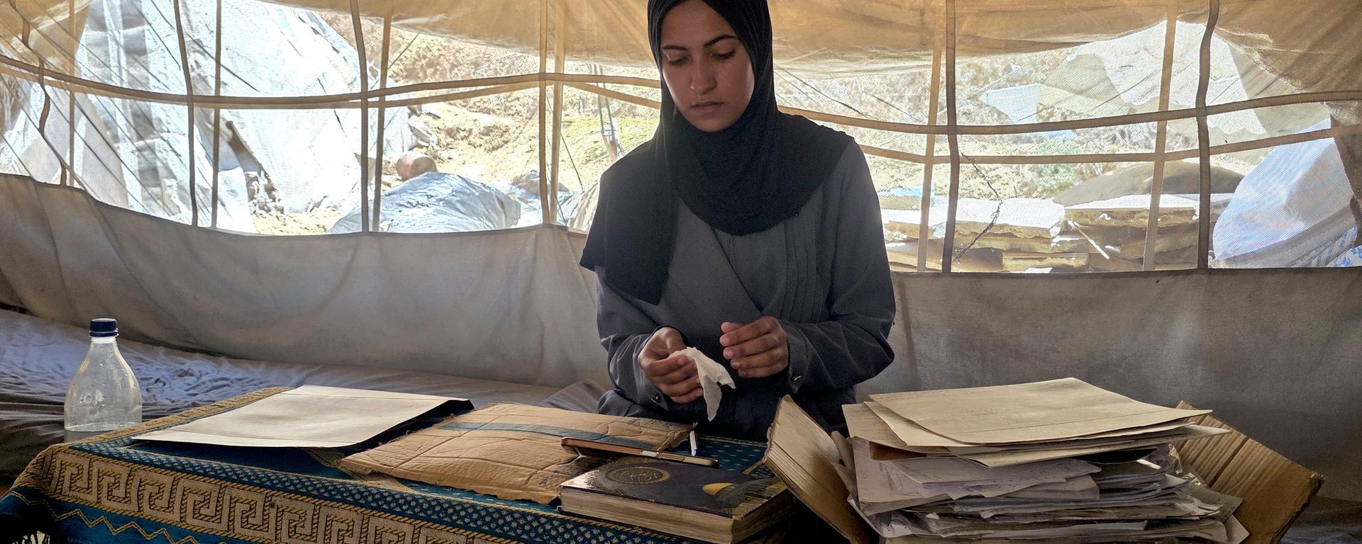 الطالبة ضحى تتمسك بالتعليم وتكتب حلمها على صناديق المساعدات في غزة الطالبة ضحى تتمسك بالتعليم وتكتب حلمها على صناديق المساعدات في غزة - سبوتنيك عربي, 1920, 30.06.2026