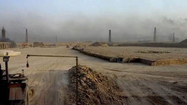 العراق تحت سحابة سوداء... معامل الطابوق تهدد بغداد بكارثة بيئية