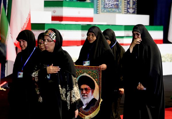 نساء يبكين بالقرب من نعش الراحل خامنئي وأفراد عائلته، في اليوم الذي شارك فيه مندوبون دوليون في مراسم وداع خامنئي. - سبوتنيك عربي