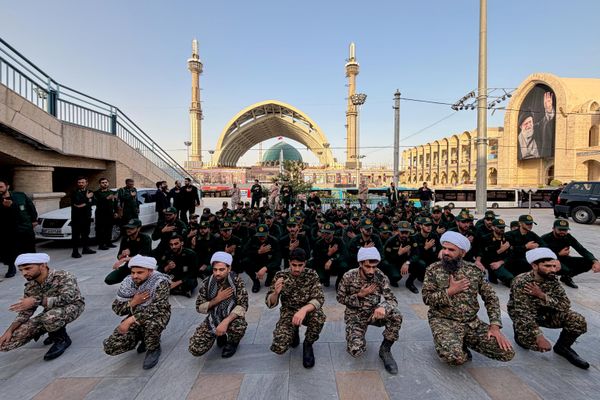 خلال تجمع أفراد من الحرس الثوري ورجال دين في ساحة جامع الإمام الخميني الكبير، حيث تجري الاستعدادات لمراسم التشييع. - سبوتنيك عربي
