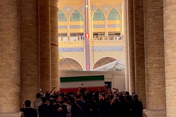 صورة توثق لحظة وصول نعش المرشد الأعلى الراحل خامنئي إلى المسجد الكبير في طهران استعدادًا  لمراسم التشييع.  - سبوتنيك عربي