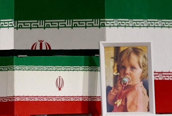 صورة لزهرة محمد غلبايغاني، حفيدة  خامنئي، معلقة على نعش جدها. - سبوتنيك عربي