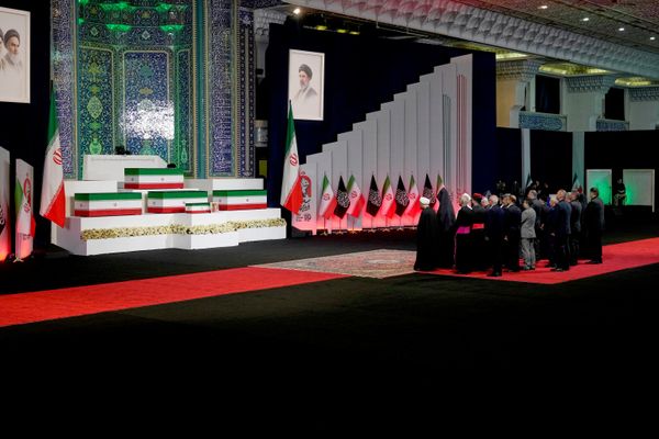 رجال دين إيرانيون يقفون أمام نعش المرشد الأعلى  علي خامنئي وأفراد عائلته خلال مراسم إلقاء النظرة الأخيرة قبل بدء مراسم التشييع. - سبوتنيك عربي