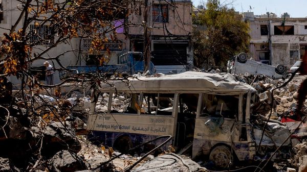 حافلة مدرسية متضررة جراء غارة إسرائيلية في مدينة صور، جنوب لبنان، 25 يونيو/ حزيران 2026 - سبوتنيك عربي