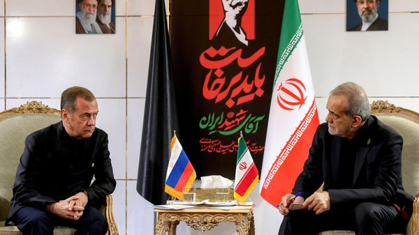 الرئيس الإيراني، مسعود بزشكيان، يستقبل نائب رئيس مجلس الأمن الروسي، دميتري ميدفيديف، قبل مراسم جنازة المرشد الأعلى الإيراني، علي خامنئي،في طهران، إيران، 3 يوليو/ تموز 2026 - سبوتنيك عربي