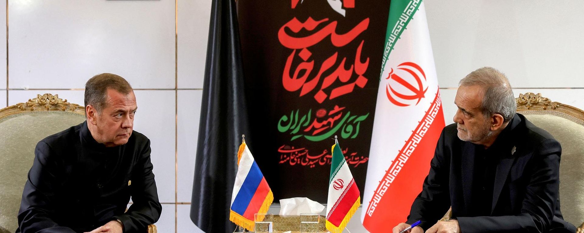 الرئيس الإيراني، مسعود بزشكيان، يستقبل نائب رئيس مجلس الأمن الروسي، دميتري ميدفيديف، قبل مراسم جنازة المرشد الأعلى الإيراني، علي خامنئي،في طهران، إيران، 3 يوليو/ تموز 2026 - سبوتنيك عربي, 1920, 04.07.2026