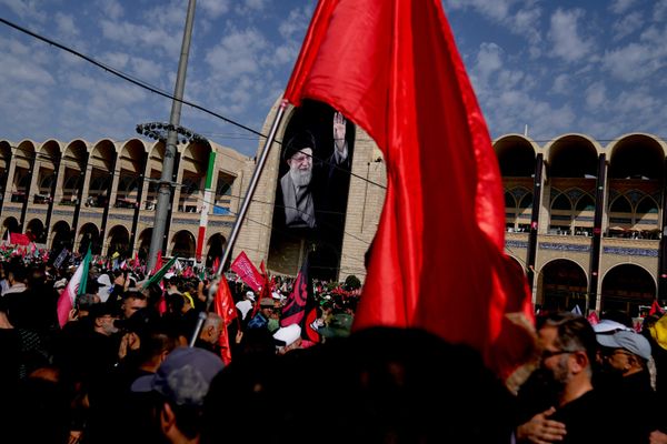 تُظهر الصورة حشودًا غفيرة من الإيرانيين يحملون الأعلام ويتجمعون أمام صورة المرشد الأعلى الإيراني الراحل، علي خامنئي، خلال مراسم التشييع. - سبوتنيك عربي