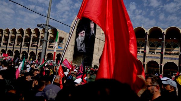 تُظهر الصورة حشودًا غفيرة من الإيرانيين يحملون الأعلام ويتجمعون أمام صورة المرشد الأعلى الإيراني الراحل، آية الله علي خامنئي، خلال مراسم التشييع. - سبوتنيك عربي
