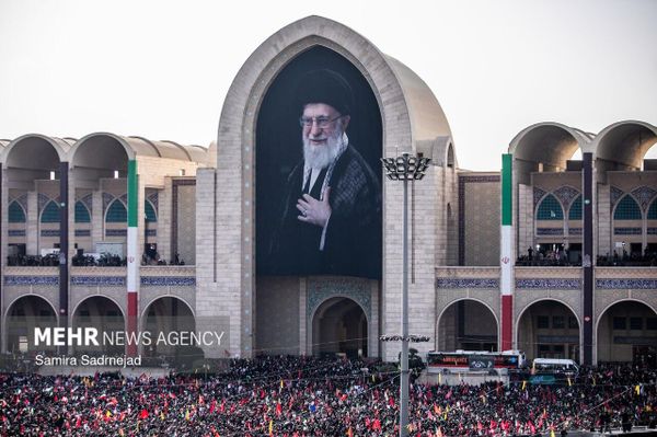 حشود من الإيرانيين يودّعون المرشد الأعلى الإيراني الراحل علي خامنئي في مراسم التشييع. - سبوتنيك عربي