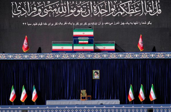 وُضعت نعوش كل من المرشد الأعلى الإيراني الراحل، علي خامنئي، وعدد من أفراد عائلته، على منصة بمصلى الإمام الخميني الكبير في طهران في مستهل مراسم تشييعه التي تستمر عدة أيام. - سبوتنيك عربي
