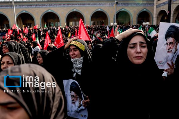حشود من الإيرانيات يودّعن المرشد الأعلى الإيراني الراحل علي خامنئي في مراسم التشييع. - سبوتنيك عربي