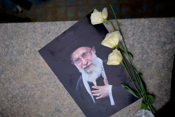 تتوسط صورة المرشد الأعلى الإيراني الراحل، علي خامنئي، المزينة بالورود، مراسم التشييع التي انطلقت في مصلى الإمام الخميني الكبير بطهران وتستمر عدة أيام. - سبوتنيك عربي