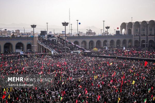 حشود كبيرة من الإيرانيين في مراسم تشييع المرشد الأعلى الإيراني الراحل، علي خامنئي. - سبوتنيك عربي