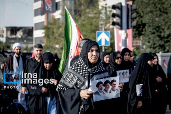 نساء يحملن صورة المرشد الأعلى الإيراني الراحل، علي خامنئي، خلال مراسم التشييع. - سبوتنيك عربي
