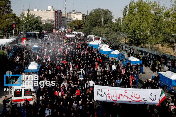 غصّت شوارع طهران بحشود المواطنين المشاركين في وداع المرشد الأعلى الإيراني الراحل، علي خامنئي. - سبوتنيك عربي