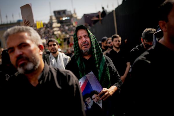 تُظهر الصورة مواطنين إيرانيين يبكون ويحملون صور المرشد الأعلى الإيراني الراحل، علي خامنئي، خلال مراسم تشييعه. - سبوتنيك عربي
