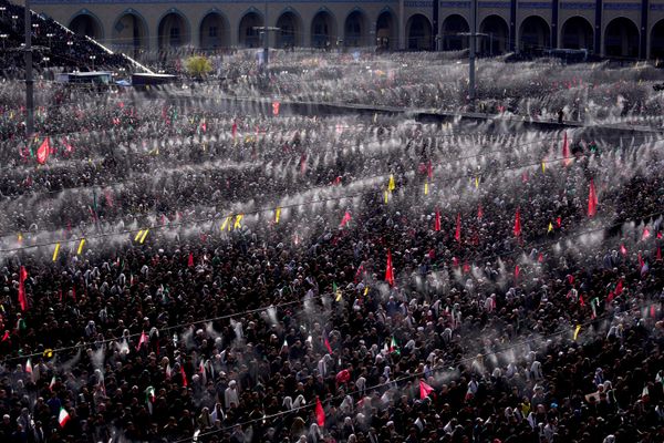 يؤدي المشيعون صلاة الجنازة ضمن مراسم التشييع التي استمرت لأيام للمرشد الأعلى الإيراني الراحل علي خامنئي وأفراد أسرته، في جامع الإمام الخميني الكبير في طهران، إيران، يوم الأحد 5 يوليو/تموز 2026. - سبوتنيك عربي