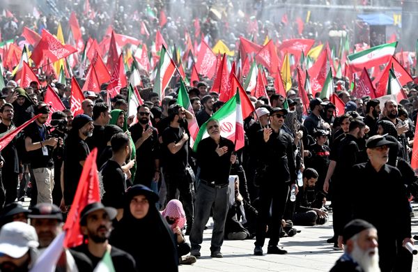 يتجمع الناس في الساحة القريبة من مسجد الإمام الخميني في طهران، حيث تُقام مراسم وداع رسمية للمرشد الأعلى الإيراني الراحل علي خامنئي وأفراد أسرته. - سبوتنيك عربي