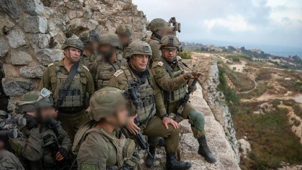 رئيس أركان الجيش الإسرائيلي، الجنرال أيال زامير، يجري زيارة ميدانية إلى سلسلة جبال البوفور (الشقيف) برفقة عدد من كبار قادة الجيش - سبوتنيك عربي