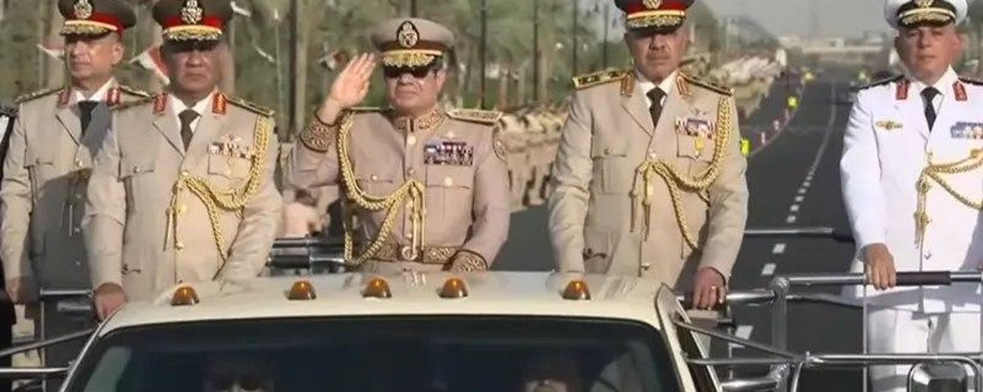 السيسي يستقل سيارة مكشوفة أثناء الاحتفال بافتتاح المقر الجديد لوزارة الدفاع المصرية الأوكتاغون - سبوتنيك عربي, 1920, 05.07.2026