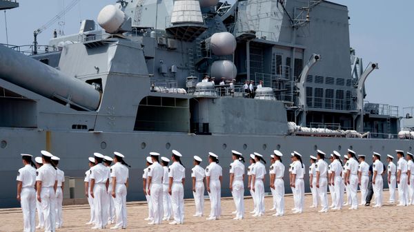 Китайские моряки встречают гвардейский ракетный крейсер Варяг на военной базе в Циндао, Китай - سبوتنيك عربي